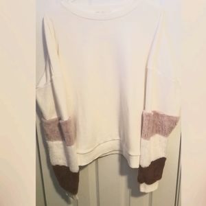 NWOT Sweatshirt w Faux Fur Striped Sleeves